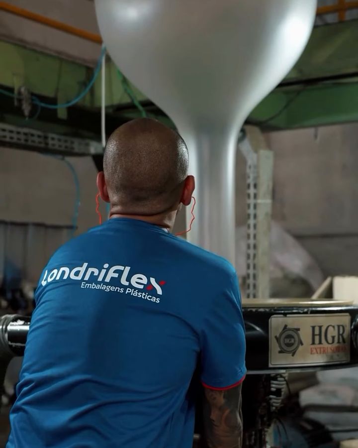 Operador da LondriFlex na extrusora de filme balão