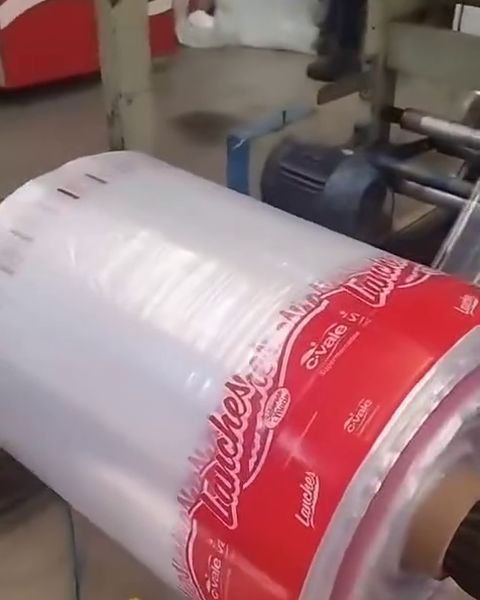 Bobina de filme impressa em vermelho na máquina