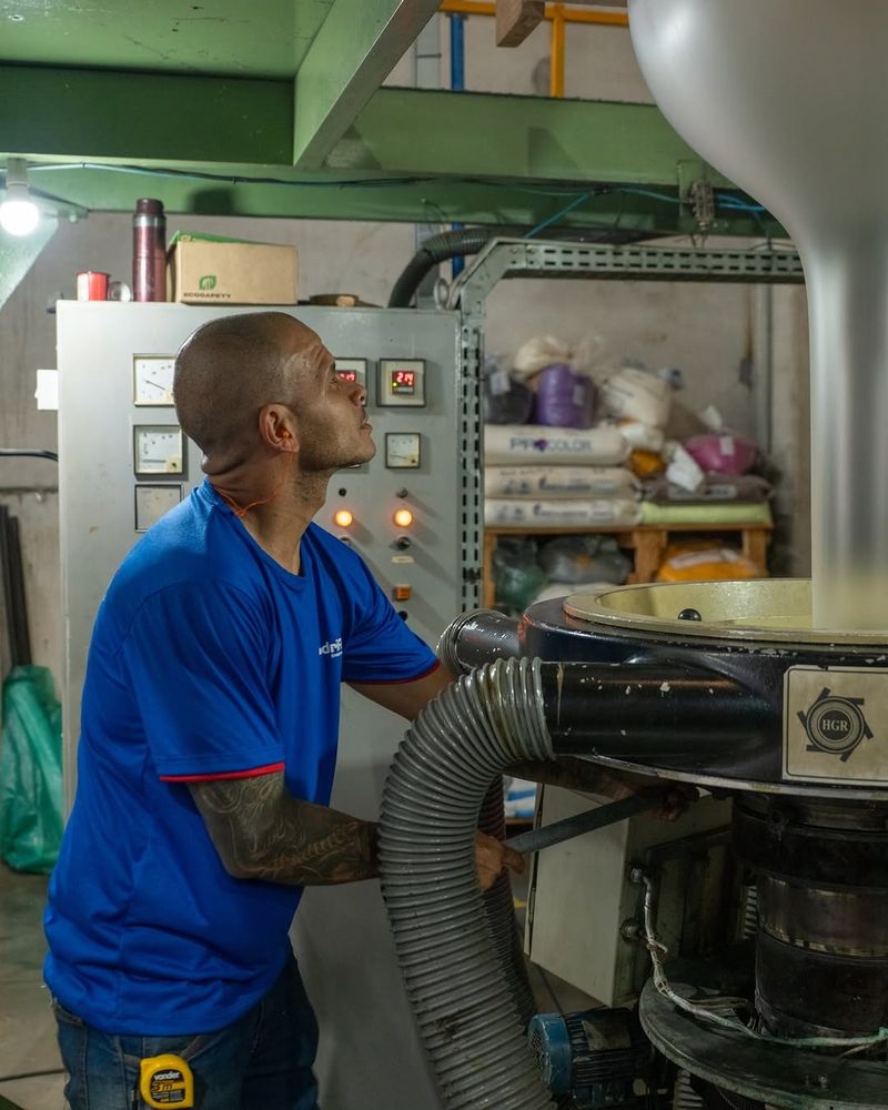 Operador da LondriFlex trabalhando na extrusora
